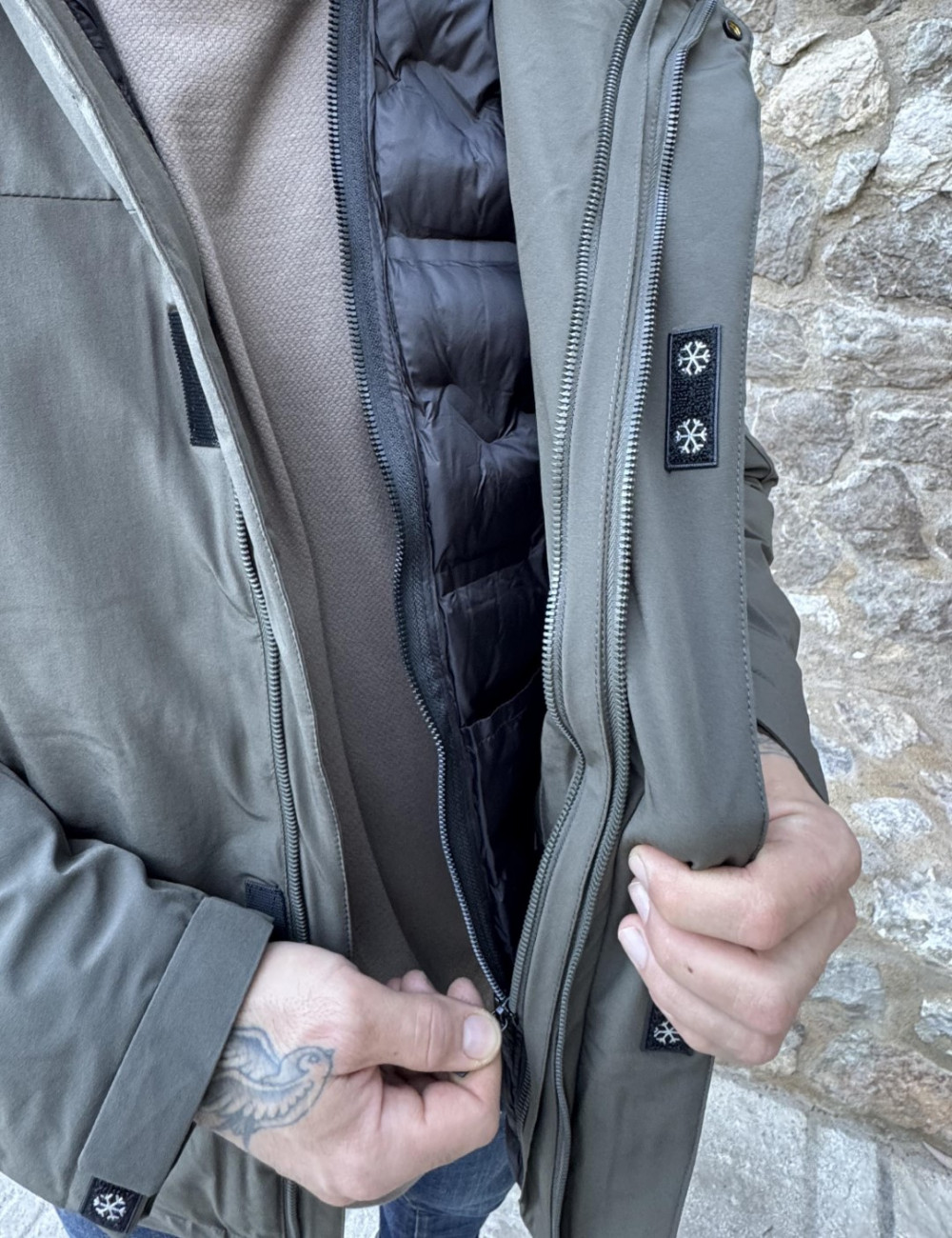 Μπουφάν 3 σε 1, σχεδιασμένο για προστασία και άνεση στις πιο κρύες και βροχερές ημέρες.