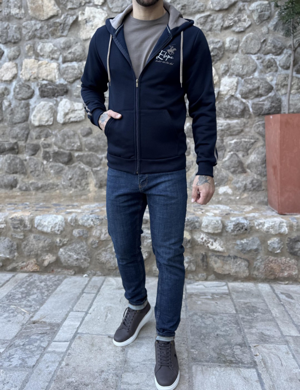 Ανδρική μονόχρωμη, βαμβακερή ζακέτα-φούτερ με κουκούλα και λάστιχο στα τελειωματά της για καλύτερη εφαρμογή.