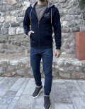 Ανδρική μονόχρωμη, βαμβακερή ζακέτα-φούτερ με κουκούλα και λάστιχο στα τελειωματά της για καλύτερη εφαρμογή.
