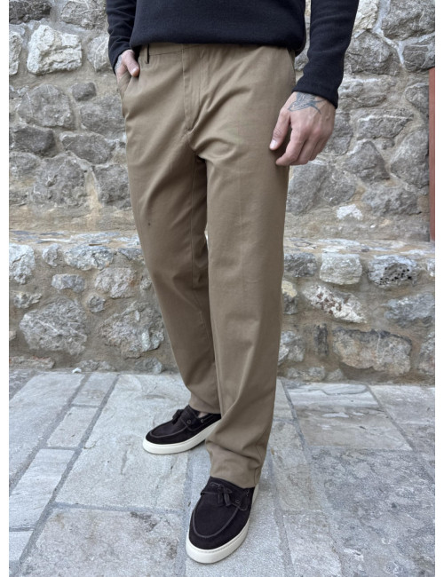 Ανδρικό κάμελ υφασμάτινο παντελόνι Chinos D1349