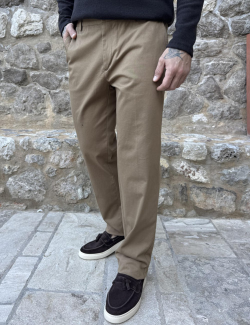 Ανδρικό κάμελ υφασμάτινο παντελόνι Chinos D1349