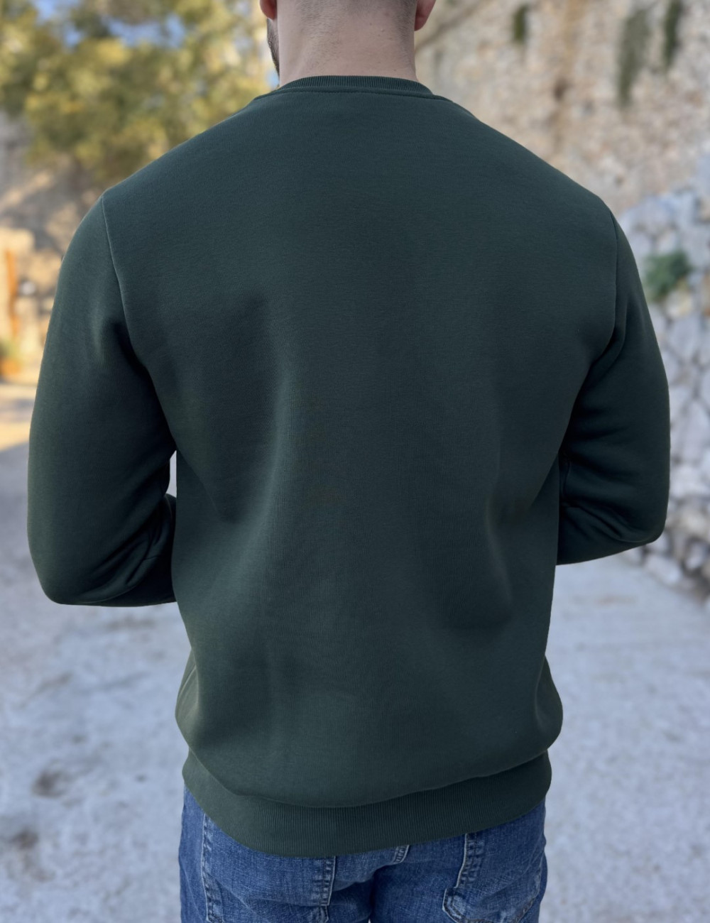 Ανδρικό μονόχρωμό, βαμβακερό φούτερ με τύπωμα στο στήθος.