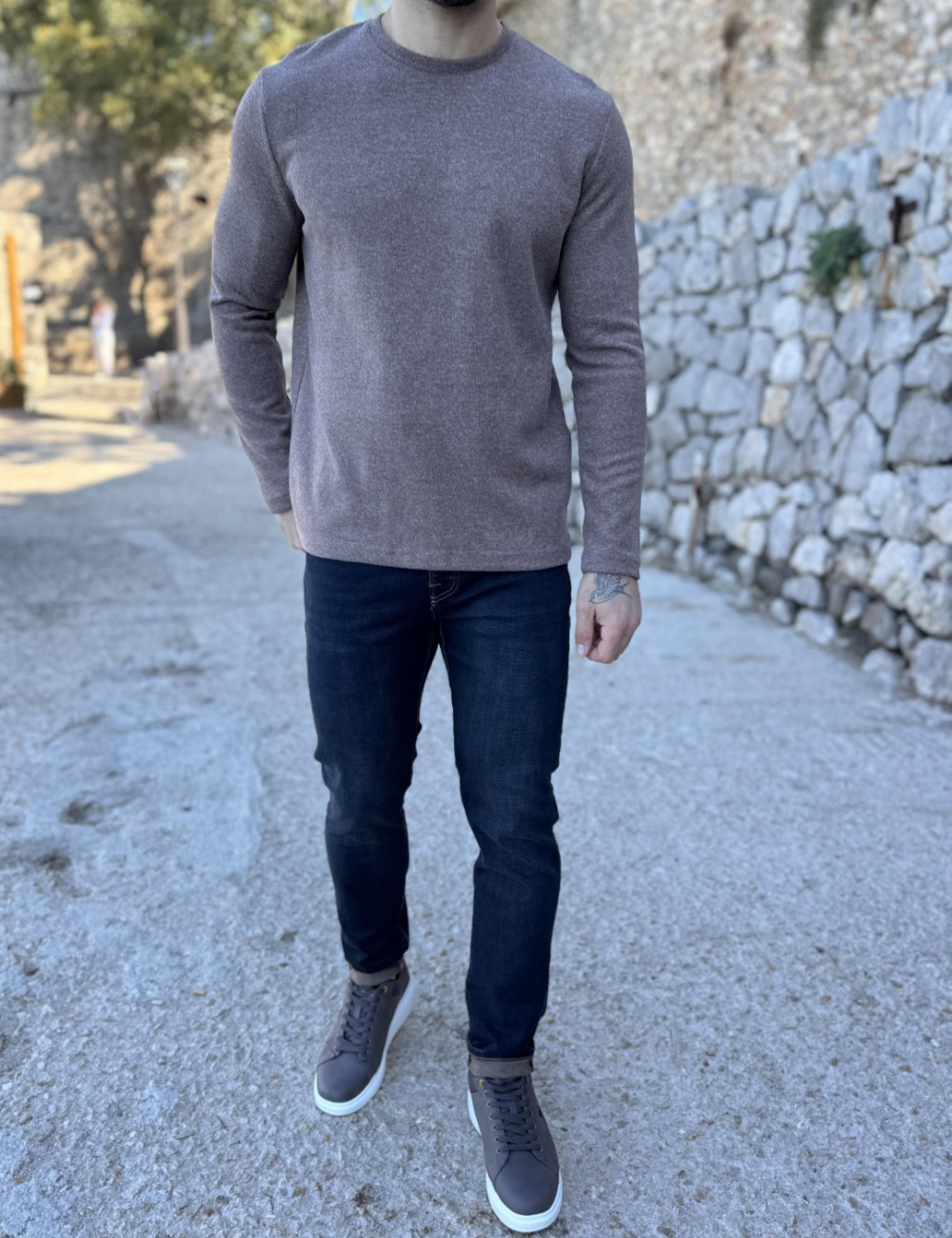 Ανδρική μονόχρωμη βαμβακερή μπλούζα με πλεκτή ύφανση.