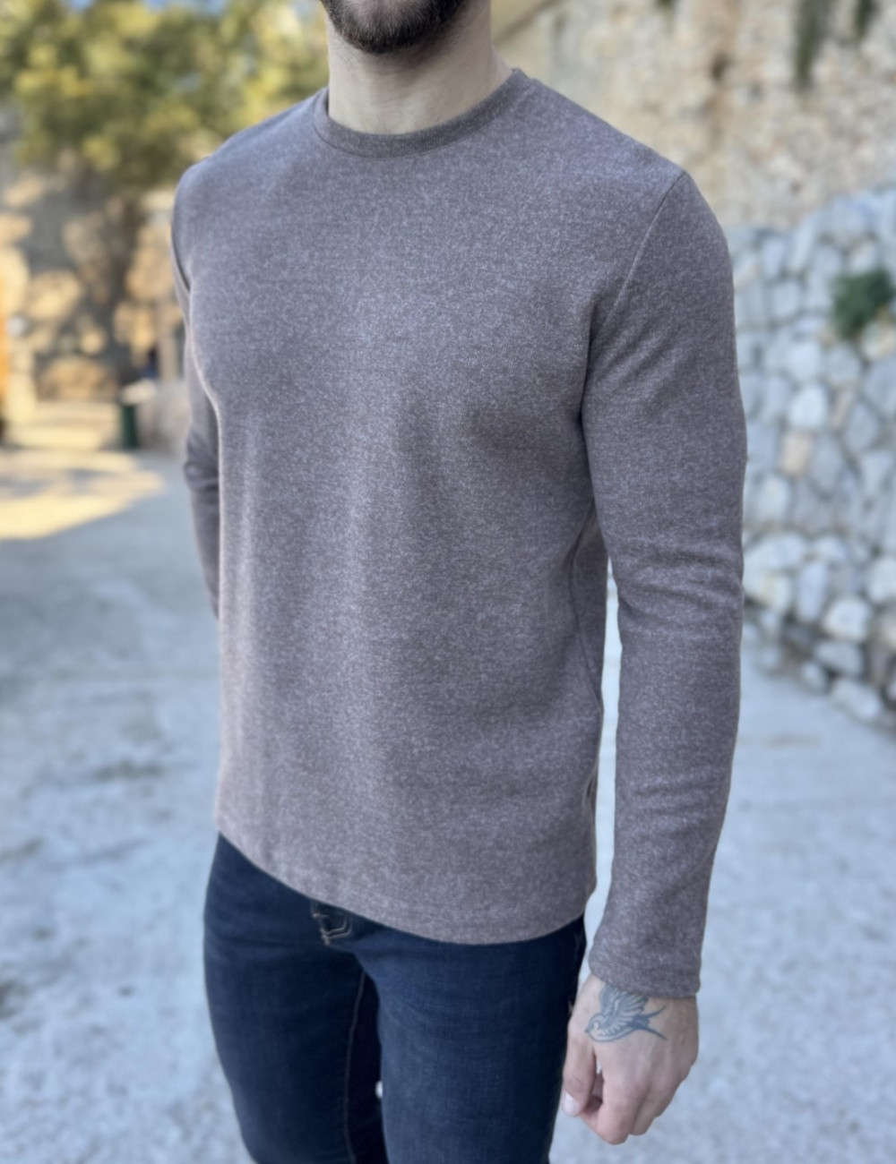 Ανδρική μονόχρωμη βαμβακερή μπλούζα με πλεκτή ύφανση.