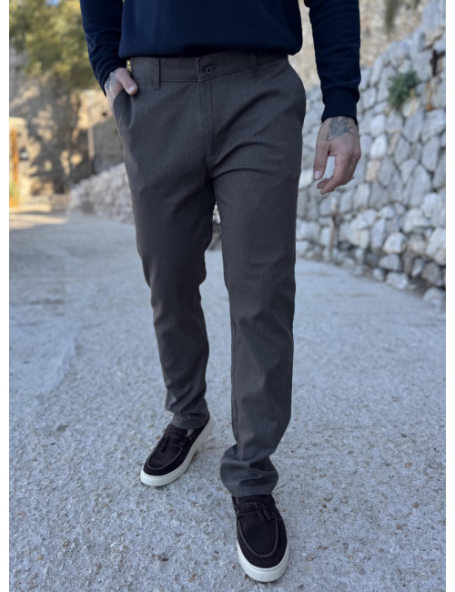 Ανδρικό καφέ υφασμάτινο παντελόνι Chinos D1317