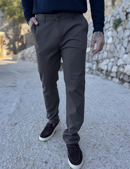 Ανδρικό καφέ υφασμάτινο παντελόνι Chinos D1317
