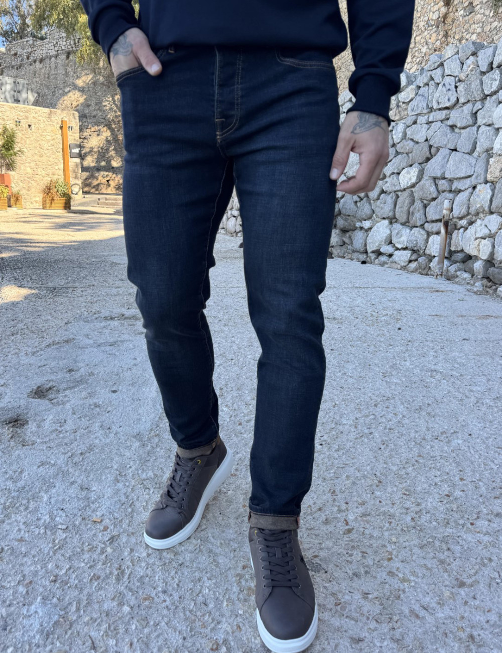 Ανδρικό τζιν παντελόνι σε slim μοντέρνα γραμμή που κλείνει με κουμπιά.