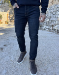 Ανδρικό τζιν παντελόνι σε slim μοντέρνα γραμμή που κλείνει με κουμπιά.
