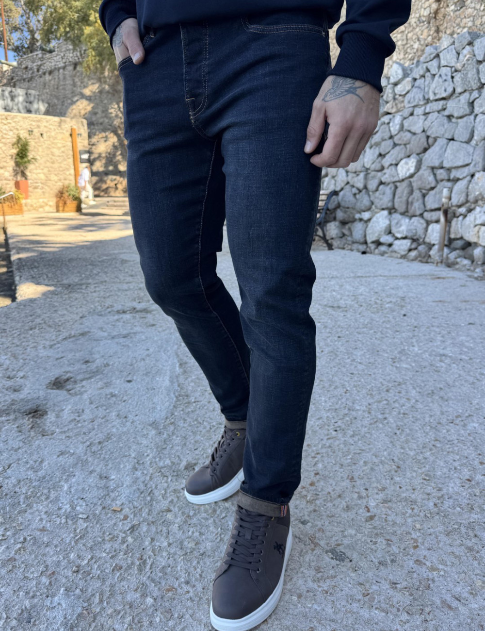 Ανδρικό τζιν παντελόνι σε slim μοντέρνα γραμμή που κλείνει με κουμπιά.
