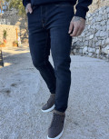 Ανδρικό τζιν παντελόνι σε slim μοντέρνα γραμμή που κλείνει με κουμπιά.
