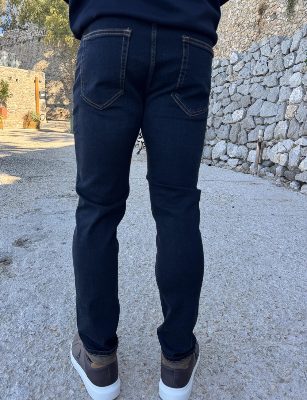 Ανδρικό τζιν παντελόνι σε slim μοντέρνα γραμμή που κλείνει με κουμπιά.