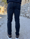 Ανδρικό τζιν παντελόνι σε slim μοντέρνα γραμμή που κλείνει με κουμπιά.