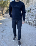Ανδρικό μονόχρωμό, βαμβακερό φούτερ με τύπωμα στο στήθος.