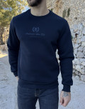 Ανδρικό μονόχρωμό, βαμβακερό φούτερ με τύπωμα στο στήθος.