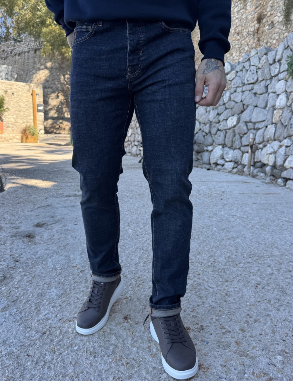 Ανδρικό τζιν παντελόνι σε ίσια μοντέρνα γραμμή που κλείνει με κουμπιά.