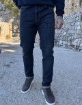 Ανδρικό τζιν παντελόνι σε ίσια μοντέρνα γραμμή που κλείνει με κουμπιά.