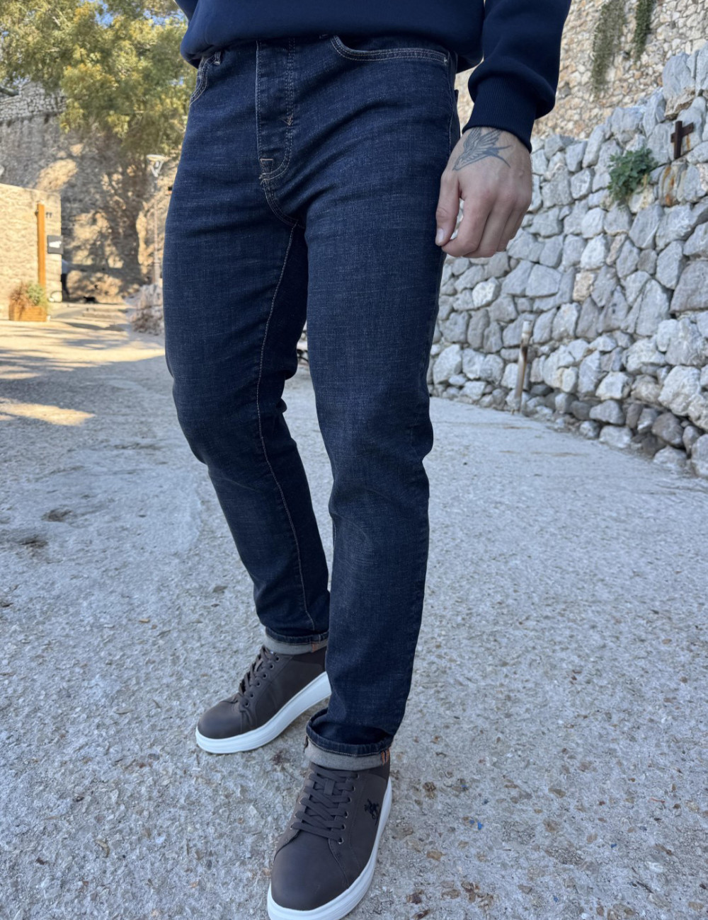 Ανδρικό τζιν παντελόνι σε ίσια μοντέρνα γραμμή που κλείνει με κουμπιά.