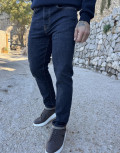 Ανδρικό τζιν παντελόνι σε ίσια μοντέρνα γραμμή που κλείνει με κουμπιά.