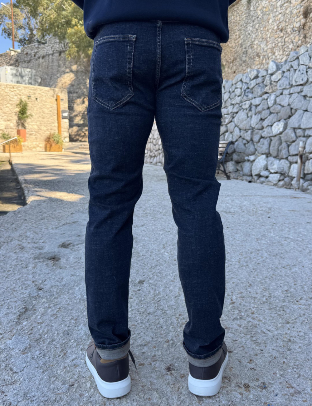 Ανδρικό τζιν παντελόνι σε ίσια μοντέρνα γραμμή που κλείνει με κουμπιά.