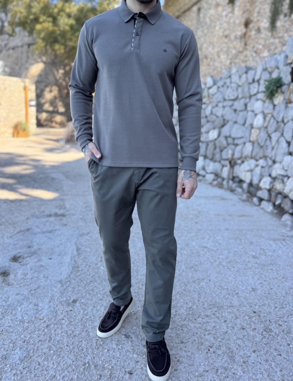 Ανδρική μακρυμάνικη μπλούζα ελληνικής κατασκευής με γιακά και λεπτομέρεια καρό στην πατηλέτα.