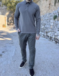 Ανδρική μακρυμάνικη μπλούζα ελληνικής κατασκευής με γιακά και λεπτομέρεια καρό στην πατηλέτα.