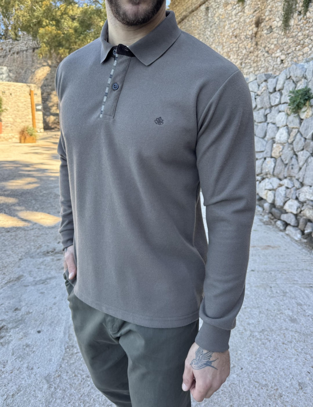 Ανδρική μακρυμάνικη μπλούζα ελληνικής κατασκευής με γιακά και λεπτομέρεια καρό στην πατηλέτα.