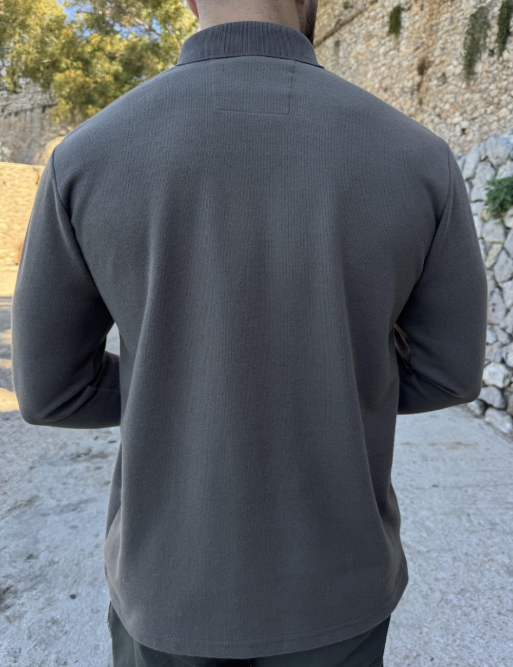 Ανδρική μακρυμάνικη μπλούζα ελληνικής κατασκευής με γιακά και λεπτομέρεια καρό στην πατηλέτα.