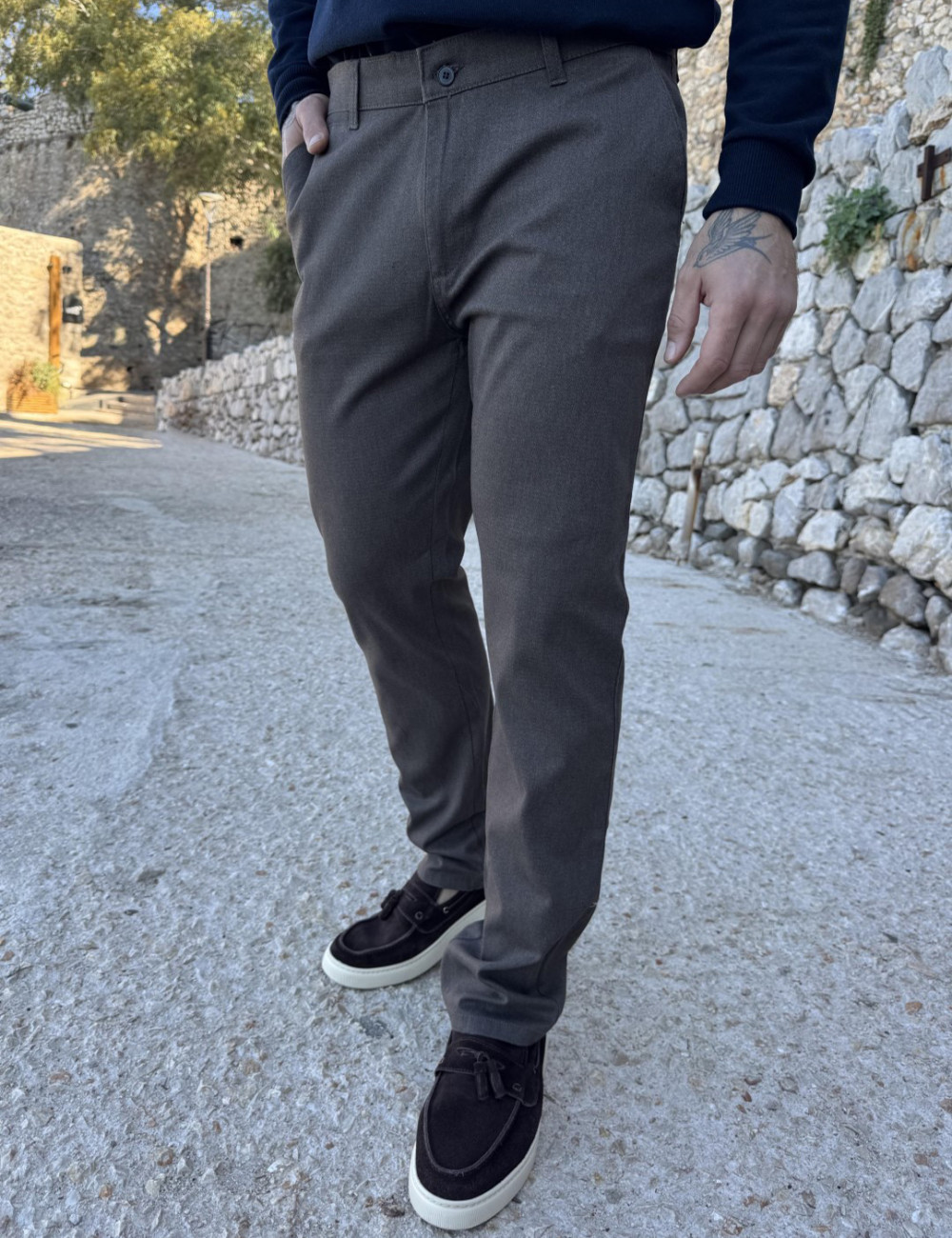 Ανδρικό μονόχρωμο, υφασμάτινο παντελόνι με Chinos τσέπες.