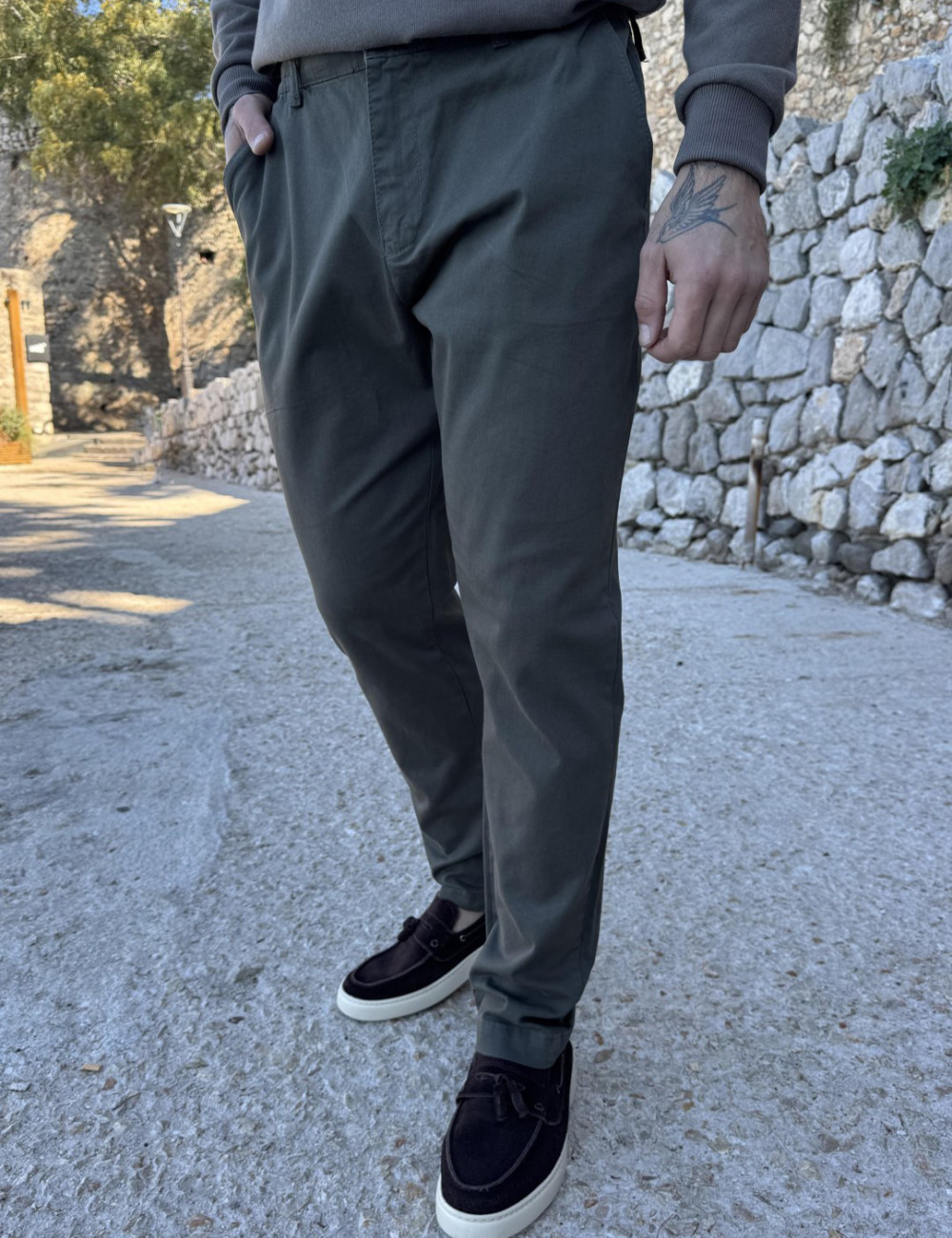 Αντρικό παντελόνι υφασμάτινο με λάστιχο στην μέση και κορδόνι για καλύτερη στήριξη.