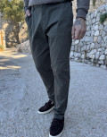 Αντρικό παντελόνι υφασμάτινο με λάστιχο στην μέση και κορδόνι για καλύτερη στήριξη.