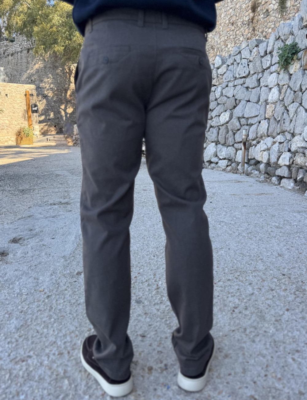Ανδρικό μονόχρωμο, υφασμάτινο παντελόνι με Chinos τσέπες.