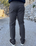 Ανδρικό μονόχρωμο, υφασμάτινο παντελόνι με Chinos τσέπες.