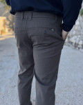 Ανδρικό μονόχρωμο, υφασμάτινο παντελόνι με Chinos τσέπες.