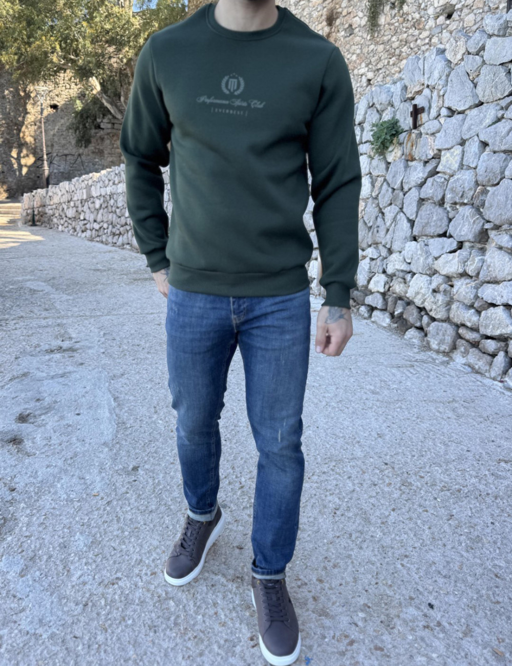 Ανδρικό μονόχρωμό, βαμβακερό φούτερ με τύπωμα στο στήθος.