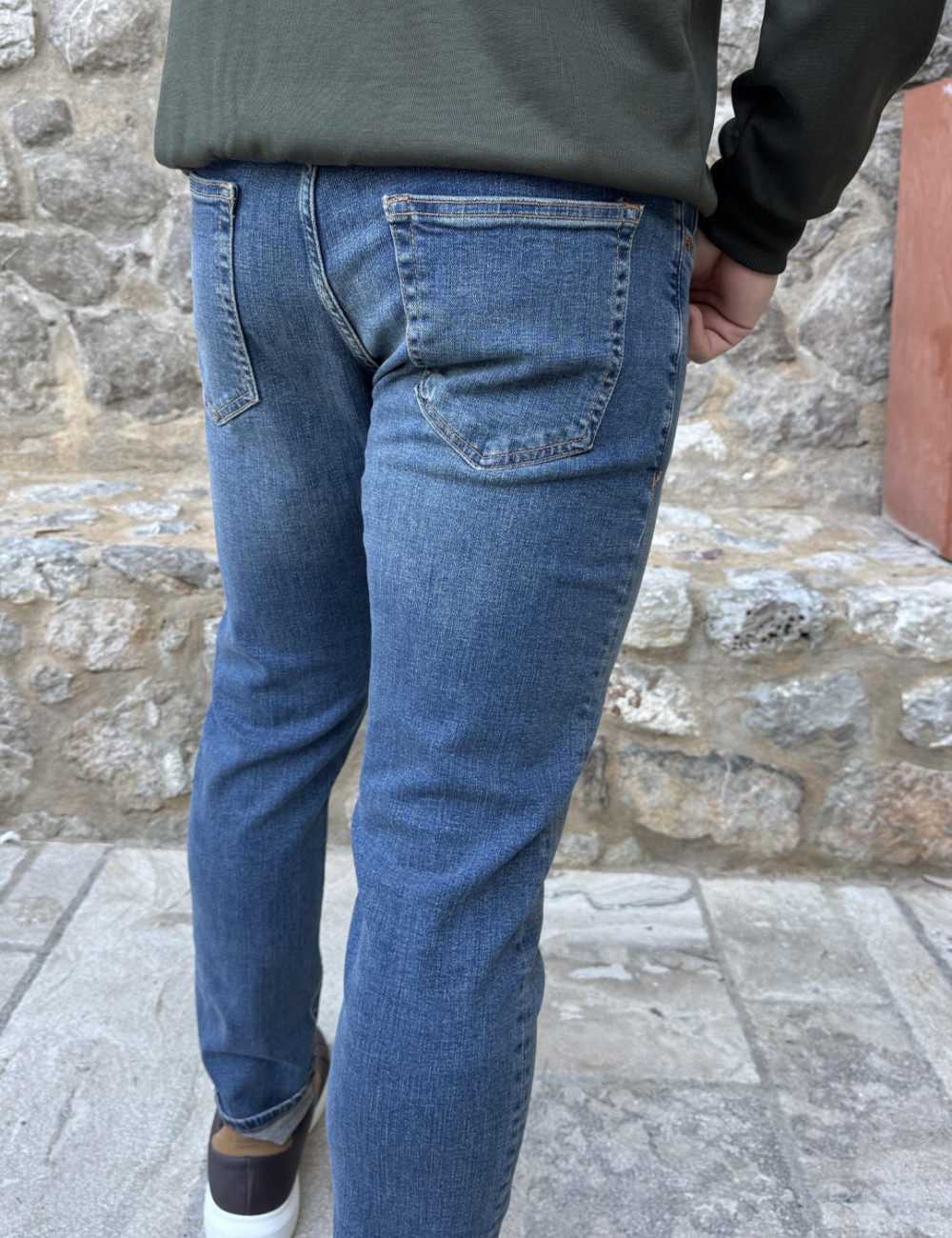 Ανδρικό τζιν παντελόνι σε μοντέρνα γραμμή που κλείνει με κουμπιά.