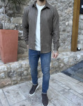 Ανδρικό μονόχρωμο υφασμάτινο πουκάμισο με σουέτ υφή.