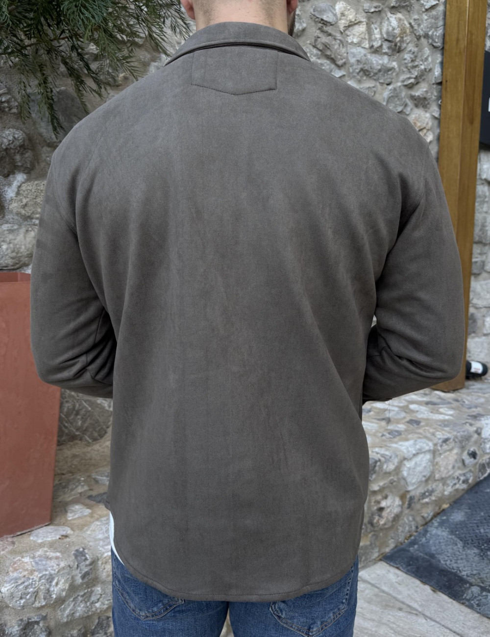 Ανδρικό μονόχρωμο υφασμάτινο πουκάμισο με σουέτ υφή.