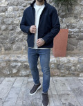 Ανδρικό μπουφάν μονόχρωμο, ιδανικό για καθημερινές εμφανίσεις.
