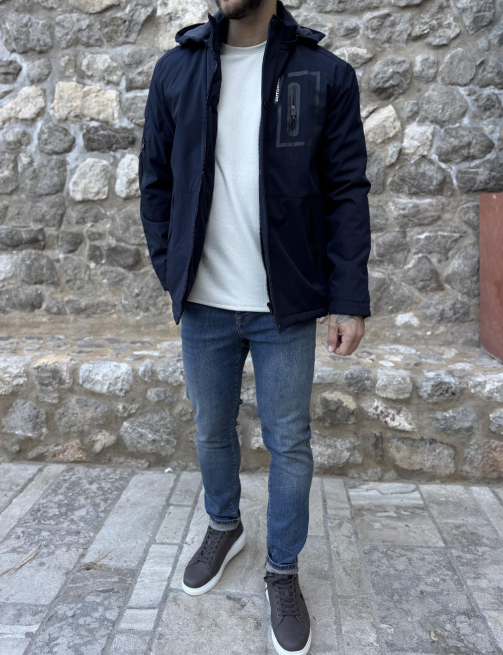 Ανδρικό μπουφάν μονόχρωμο, ιδανικό για καθημερινές εμφανίσεις.