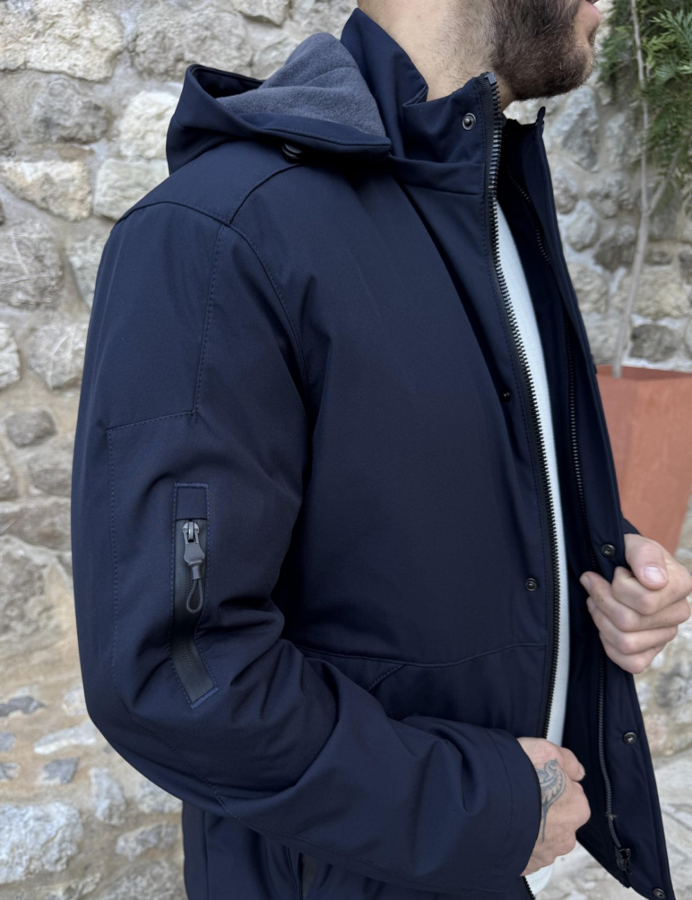 Ανδρικό μπουφάν μονόχρωμο, ιδανικό για καθημερινές εμφανίσεις.