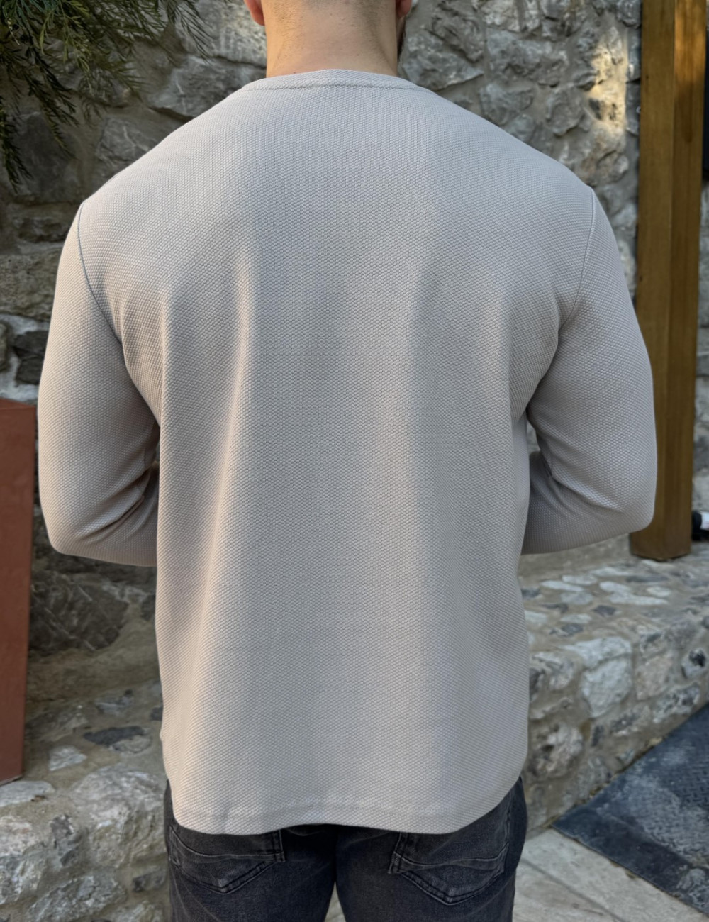 Ανδρική μονόχρωμη βαμβακερή μπλούζα με ανάγλυφο σχέδιο.