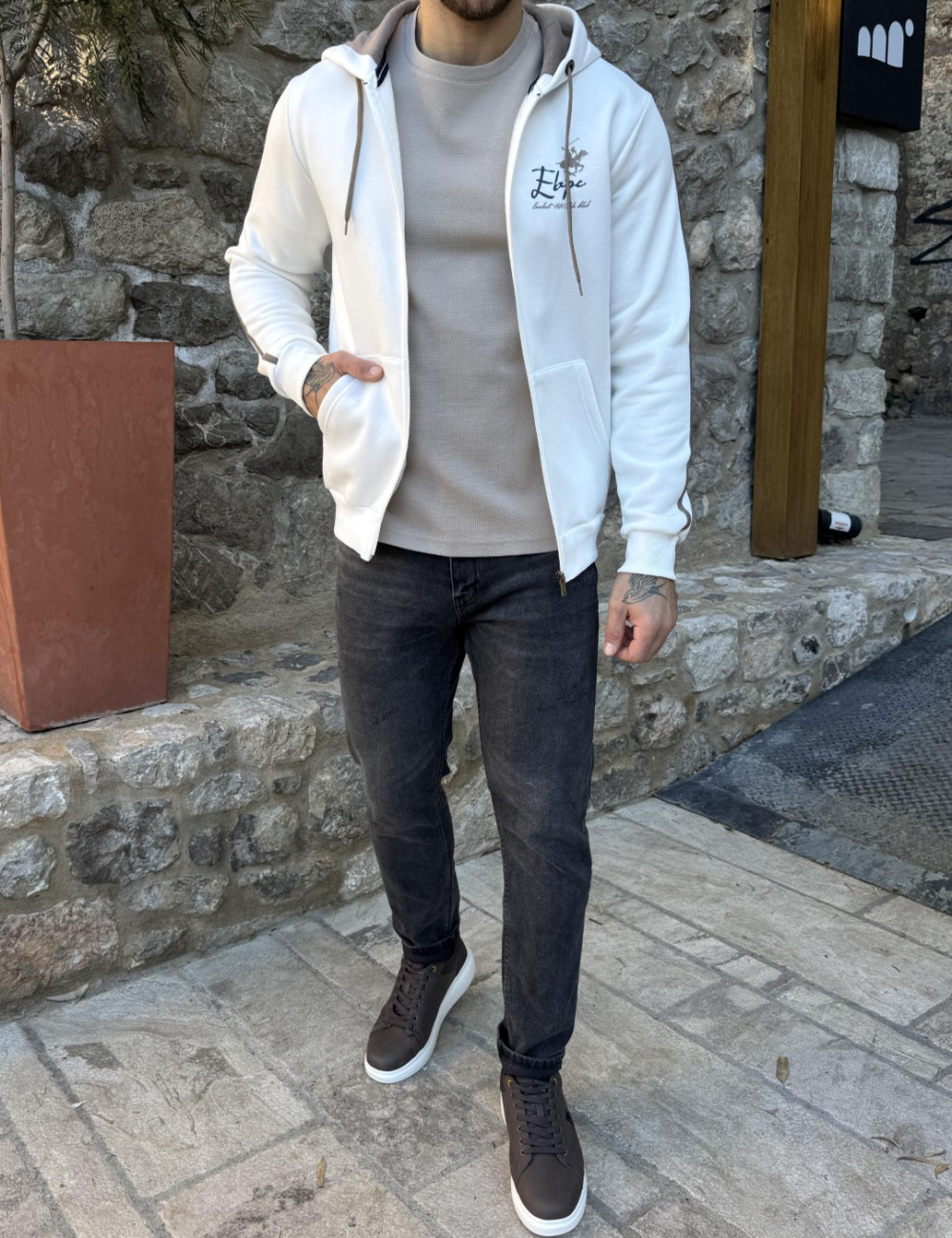 Ανδρική μονόχρωμη, βαμβακερή ζακέτα-φούτερ με κουκούλα και λάστιχο στα τελειωματά της για καλύτερη εφαρμογή.