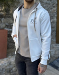 Ανδρική μονόχρωμη, βαμβακερή ζακέτα-φούτερ με κουκούλα και λάστιχο στα τελειωματά της για καλύτερη εφαρμογή.