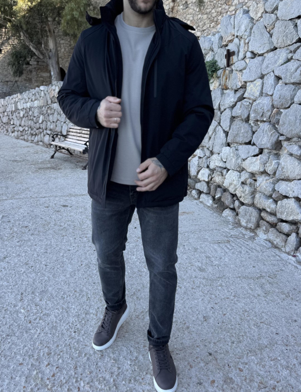 Ανδρικό αδιάβροχο και αντιανεμικό μπουφάν μονόχρωμο, ιδανικό για καθημερινές εμφανίσεις.