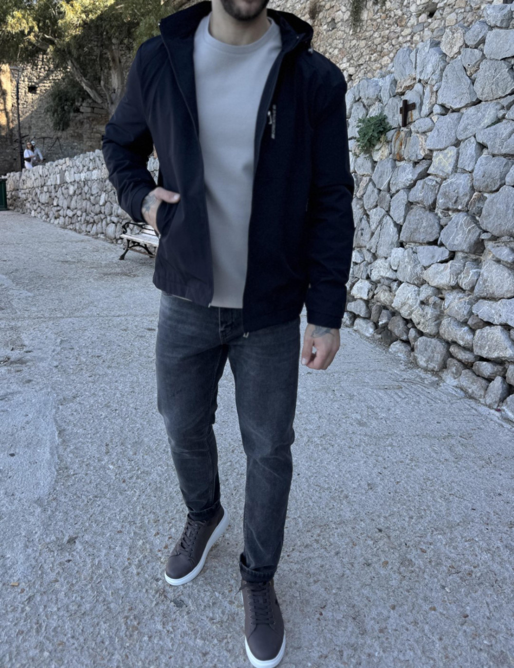 Ανδρικό μπουφάν μονόχρωμο, ιδανικό για καθημερινές εμφανίσεις.