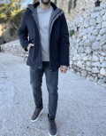 Ανδρικό αδιάβροχο και αντιανεμικό μπουφάν μονόχρωμο, ιδανικό για καθημερινές εμφανίσεις.
