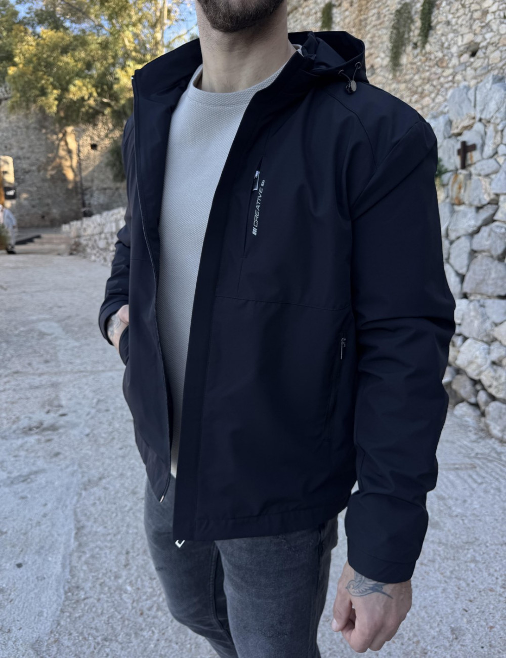 Ανδρικό μπουφάν μονόχρωμο, ιδανικό για καθημερινές εμφανίσεις.