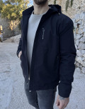 Ανδρικό μπουφάν μονόχρωμο, ιδανικό για καθημερινές εμφανίσεις.