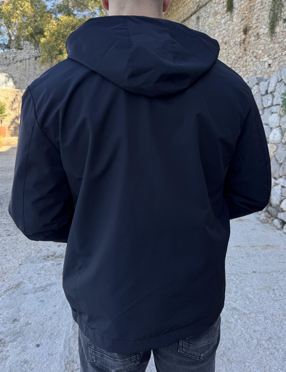 Ανδρικό μπουφάν μονόχρωμο, ιδανικό για καθημερινές εμφανίσεις.