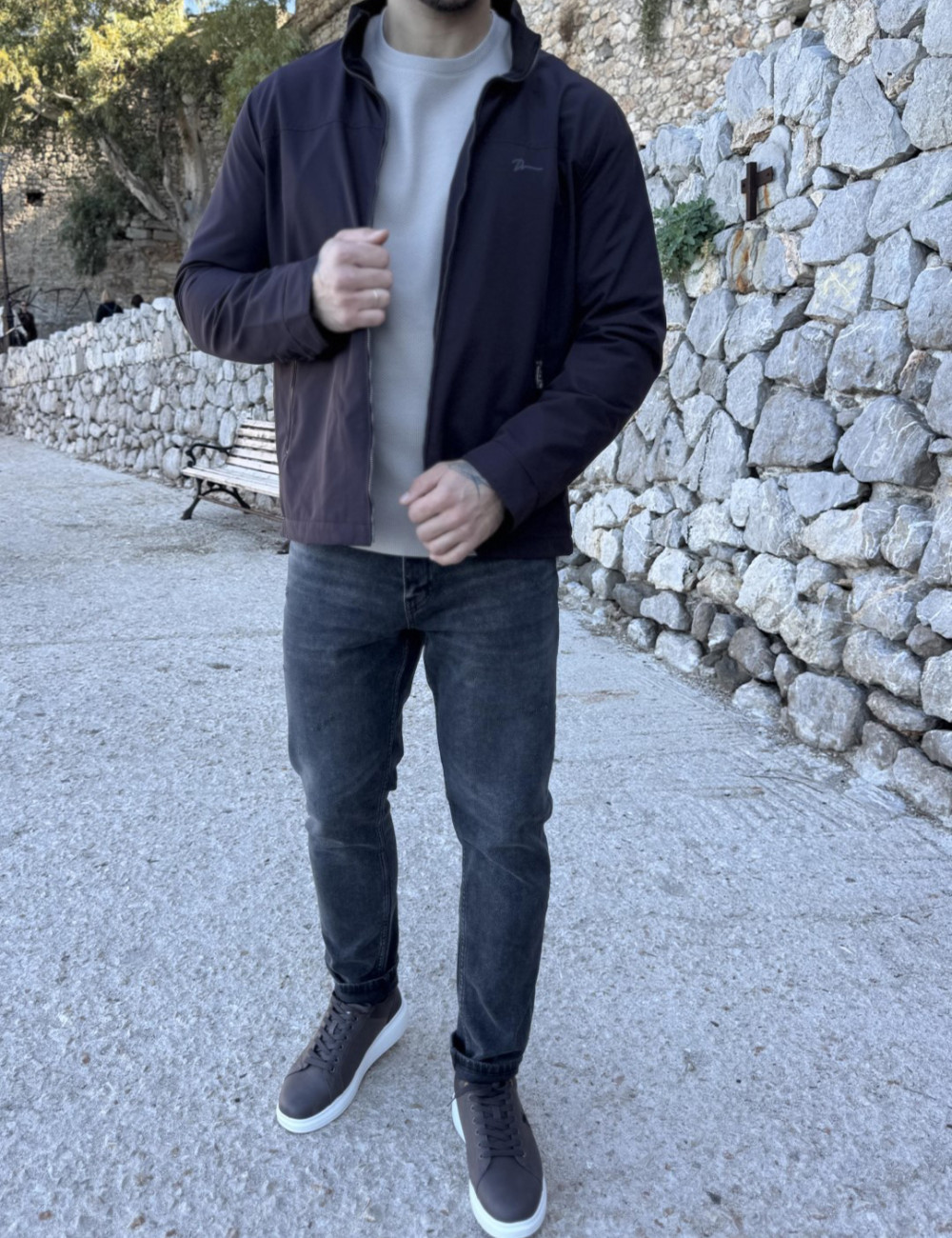 Ανδρικό μπουφάν μονόχρωμο, ιδανικό για καθημερινές εμφανίσεις.